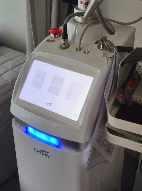파란 LED 불빛과 터치스크린이 있는 흰색 DSE 레이저 장비